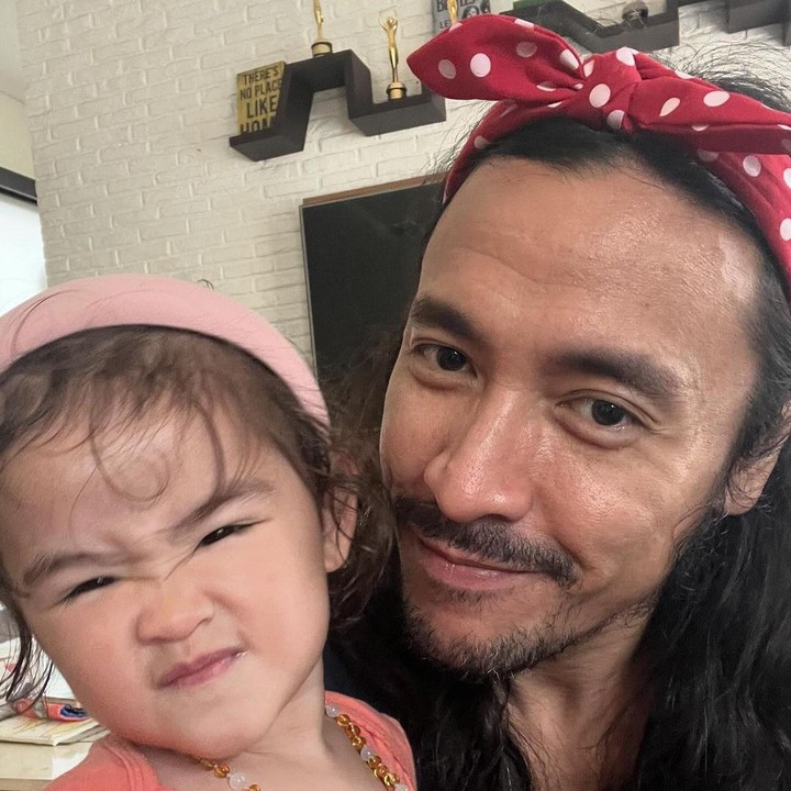 <p>Beberapa waktu yang lalu, Ello menyita perhatian dengan unggahan terbarunya bersama Si Kecil. Dalam potret tersebut, keduanya terlihat sedang bermain bersama. (Foto: Instagram @marcello_tahitoe)<br /><br /><br /></p>