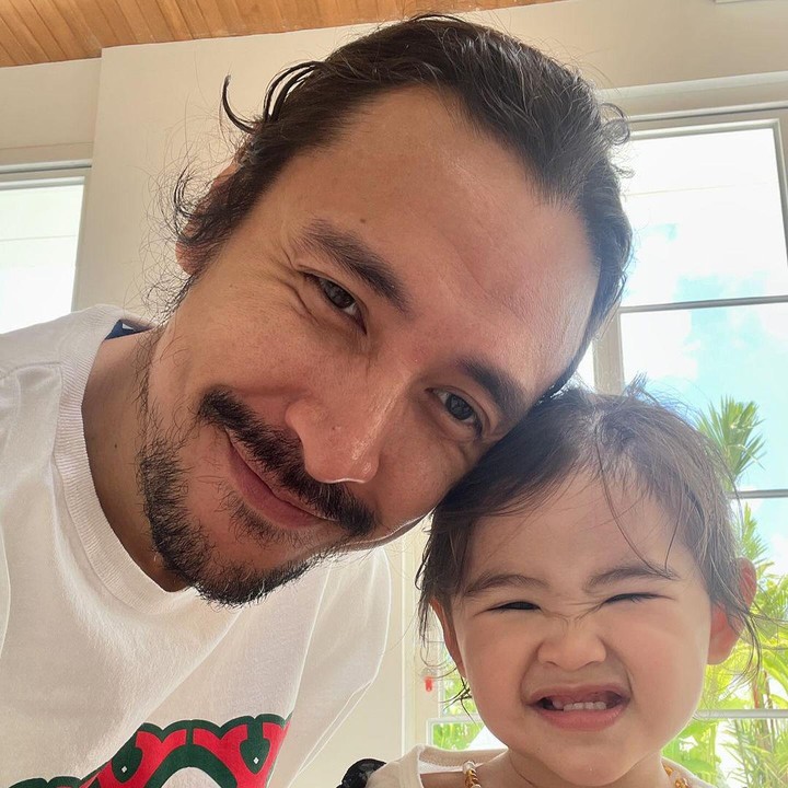 <p>Saat ini, Dunia sudah menginjak usia 1,5 tahun. Lewat Instagram, Ello kerap membagikan momen kebersamaan bersama Si Kecil seperti potret berikut. "Minggu baru, senyum yang sama," tulisnya di caption. (Foto: Instagram @marcello_tahitoe)<br /><br /><br /></p>