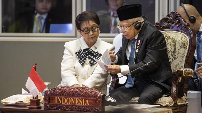 Wakil Presiden Ma'ruf Amin menggantikan Presiden Joko Widodo (Jokowi) hadir di Konferensi Tingkat Tinggi (KTT) ASEAN di Vientiane, Laos, Rabu (9/10).