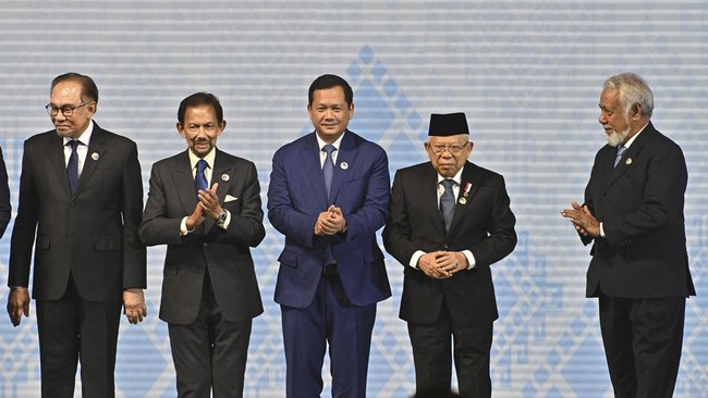 FOTO: Ma'ruf Amin Gantikan Jokowi Hadiri KTT ASEAN di Laos