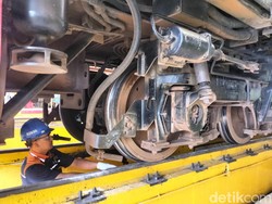 Cerita Para Mekanik, Rela Gadang hingga Tak Pulang Demi Rawat Lokomotif
