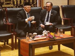 Momen Akrab di Sela KTT ASEAN Laos: Maruf Amin Imami Salat Anwar Ibrahim