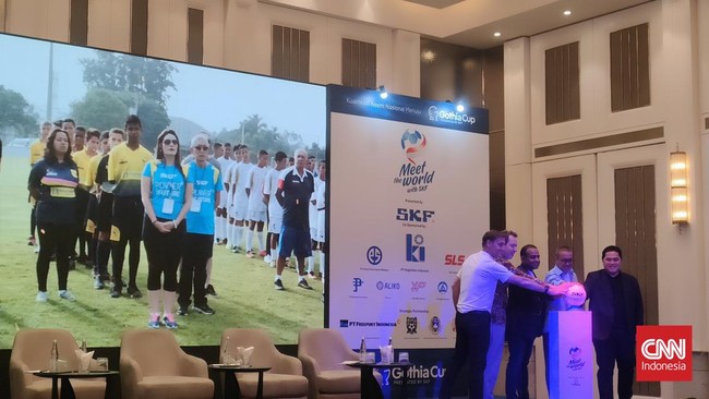 Sepak bola Papua tidak bisa dibilang tertinggal, tetapi tak bisa dibilang pula maju. Karena itu butuh akselerasi besar membantu talenta-talenta Papua.