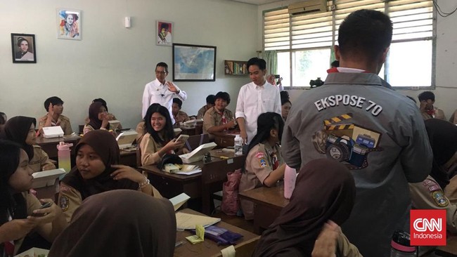 Pj Gubernur DKI Jakarta Heru Budi Hartono melakukan uji coba makan cuma-cuma di SMAN 70. Gibran ikut serta.