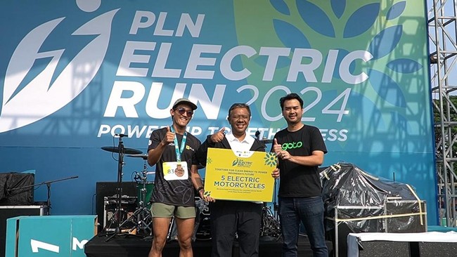 5 unit motor listrik itu merupakan hasil konversi 14.363 kg emisi karbon yang sukses dihindari oleh 6.470 peserta ajang PLN Electric Run 2024.