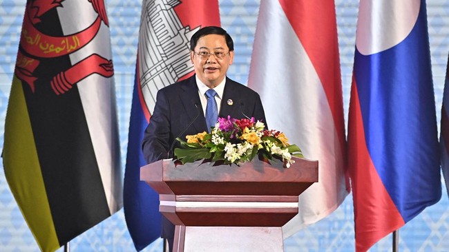 PM Laos Sonexay Siphandone meminta kepala negara yang hadir dalam Konferensi Tingkat Tinggi (KTT) ASEAN Vientiane memberi tepuk tangan untuk Presiden Jokowi.