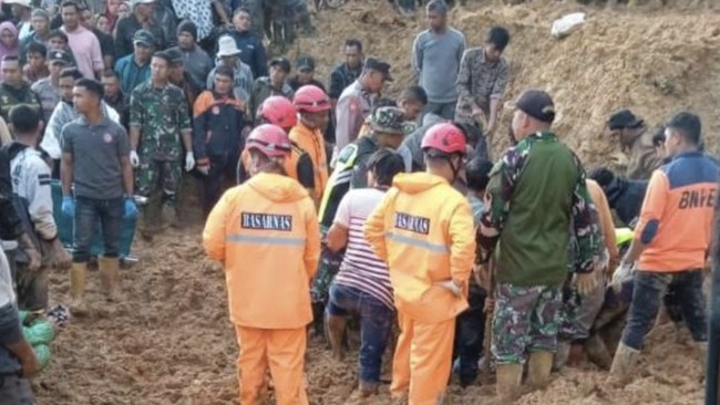 Satu keluarga yang terdiri dari suami-istri dan dua anaknya tewas setelah rumahnya di Kabupaten Aceh Tengah tertimbun tanah longsor.