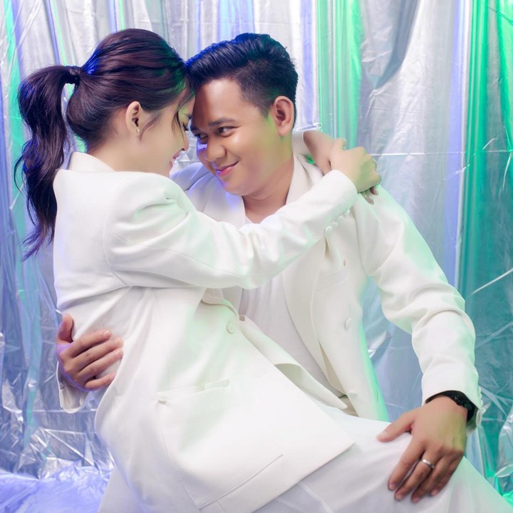 <p>Pasangan ini terlihat saling berbagi tatapan romantis ketika melakukan sesi pemotretan, Bunda. (Foto: Instagram @putriisnari3 @abdlaziss___ @fri.plus @dikha_sigit)</p>