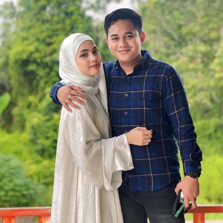 <p>Kebersamaan Putri DA dengan sang suami turut membuat penggemarnya bahagia lho, Bunda. Tak sedikit pula yang menyebut mereka berparas mirip. "Masyaallah mukanya mirip loh kaliann semoga jodoh till jannah," komentar akun @aqila_humaira_******. "Mirip wajahnya baby face, jodoh dunia akhirat nih," kata @vithar****. "Masyaallah bahagia terus kalian," ucap @naahhh***** (Foto: Instagram @putriisnari3)</p>