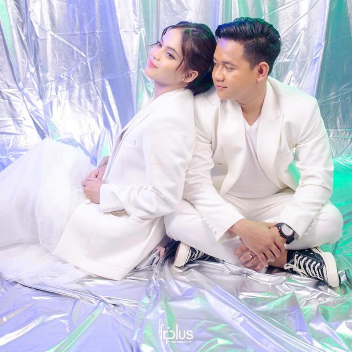 <p>Baru-baru ini, Putri membagikan potret romantis bersama Abdul Aziz. Putri dan pengusaha batu bara asal Kalimantan itu tampil kompak menenakan busana serba putih. (Foto: Instagram @putriisnari3 @abdlaziss___ @fri.plus @dikha_sigit)</p>