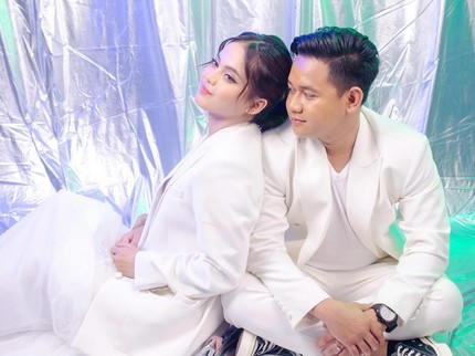 5 Potret Terbaru Putri DA dan Suami Pengusaha Abdul Aziz, Makin Romantis Bun