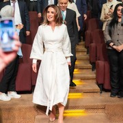 Get The Look: Wrap Dress Simple Elegan Ratu Rania dari Yordania untuk Sehari-hari