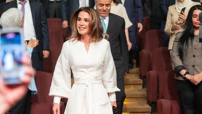 Get The Look: Wrap Dress Simple Elegan Ratu Rania dari Yordania untuk Sehari-hari