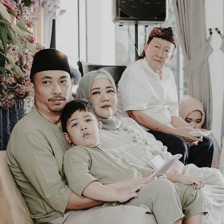 <p>YouTuber dan penulis Risa Saraswati mengadakan acara empat bulanan kehamilan kedua pada Juli 2024. Acara ini berlangsung tertutup dan hanya dihadiri oleh keluarga besarnya. Risa banyak menggunakan dekorasi bunga berwarna-warni di acara empat bulanan ini. Sementara itu, ia bersama sang suami dan anak pertamanya kompak mengenakan pakaian bernuansa warna hijau muda. (Foto: Instagram @risa_saraswati)</p>