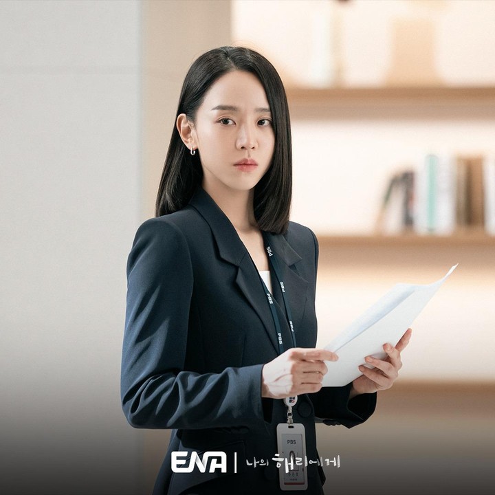<p>Tampil lebih <em>bold,</em> Shin Hye Sun mengenakan <em>blazer</em> warna hitam sebagai <em>outer</em> di kantor. Serial yang dibintangi Shin Hye Sun ini masih akan berlanjut sebanyak 12 episode hingga akhir Oktober 2024, Bunda. (Foto: Instagram @channel.ena.d)</p>