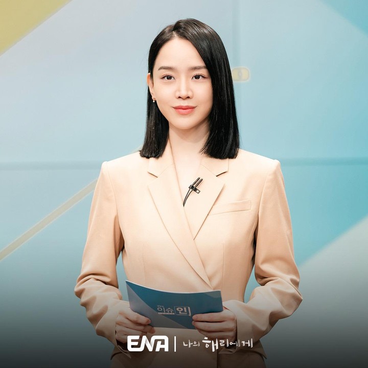 <p>Lain dengan Hye Ri yang bekerja sebagai tukang parkir, Eun Ho merupakan seorang penyiar profesional. Shin Hye Sun tampil modis dengan memakai <em>office wear</em> saat menjadi Eun Ho, Bunda. (Foto: Instagram @channel.ena.d)</p>