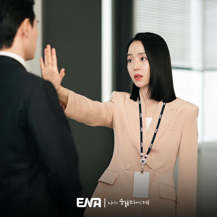 <p>Sukses dengan<em> Welcome to Samdal-ri,</em> Shin Hye Sun kembali memukau penonton di drama Korea <em>Dear Hyeri.</em> Ia dikisahkan sebagai Eun Ho, seorang penyiar yang memiliki kepribadian ganda bernama Hye Ri. (Foto: Instagram @channel.ena.d)</p>