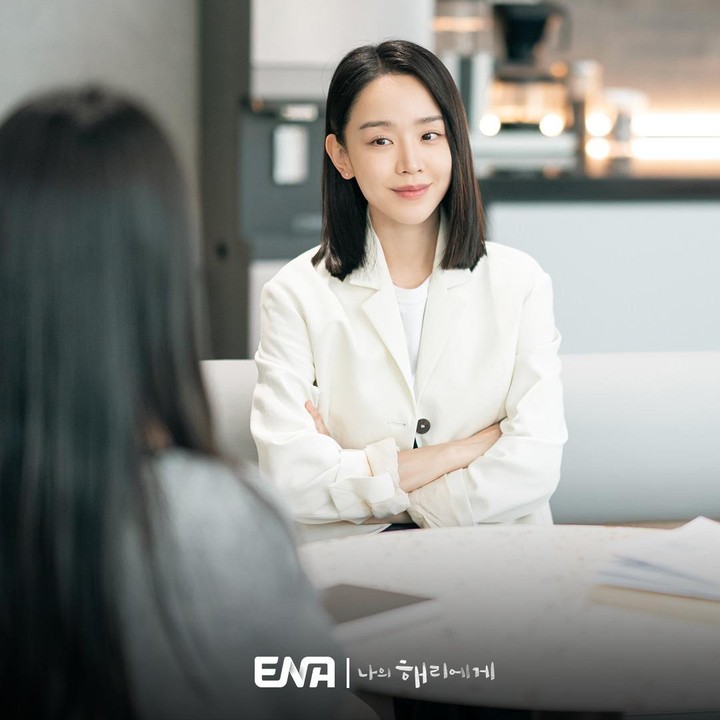 <p>Setelan <em>blazer</em> dengan <em>inner</em> berwarna putih juga memberi kesan memesona pada aktris berusia 35 tahun ini, Bunda. (Foto: Instagram @channel.ena.d)</p>