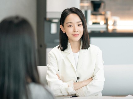 5 Potret Outfit Kantor Shin Hye Sun dalam Drama Korea Dear Hyeri