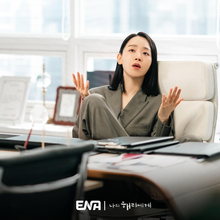 <p>Di kesehariannya, Eun Ho bekerja menggunakan <em>blazer</em> dan <em>trousers</em> yang ia jadikan sebagai <em>outfit</em> andalan. Busana ini menjadikannya tampak lebih berwibawa, Bunda. (Foto: Instagram @channel.ena.d)</p>