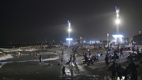 FOTO: Piknik Malam, Cara Warga Dubai Nikmati Pantai di Cuaca Panas