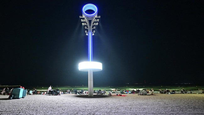FOTO: Piknik Malam, Cara Warga Dubai Nikmati Pantai di Cuaca Panas
