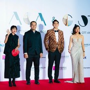 Momen Red Carpet Sutradara dan Pemain Gadis Kretek di BIFF 2024, Tampil Simpel tapi Elegan