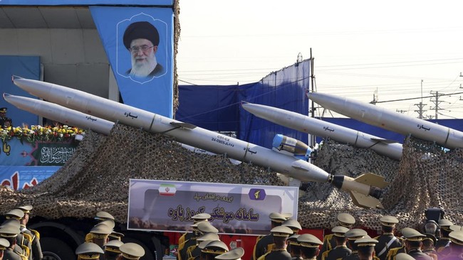 Iran Balas Serangan Israel, Ratusan Rudal Gempur Wilayah Penduduk Iran mulai meluncurkan serangan balasan dengan mengerahkan ratusan rudal ke Israel.