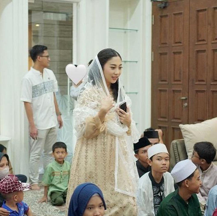<p>Adik Nikita Willy, Winona Willy, juga sebentar lagi akan melahirkan anak keduanya. Perempuan yang akrab disapa Nona ini juga mengadakan acara empat bulanan kehamilan keduanya yang berlangsung pada bulan Juni. Acara ini digelar sederhana tanpa hiasan atau dekorasi mewah. Nona hanya mengadakan pengajian dan mengundang anak-anak dari panti asuhan. (Foto: Instagram @nonawilly16)</p>