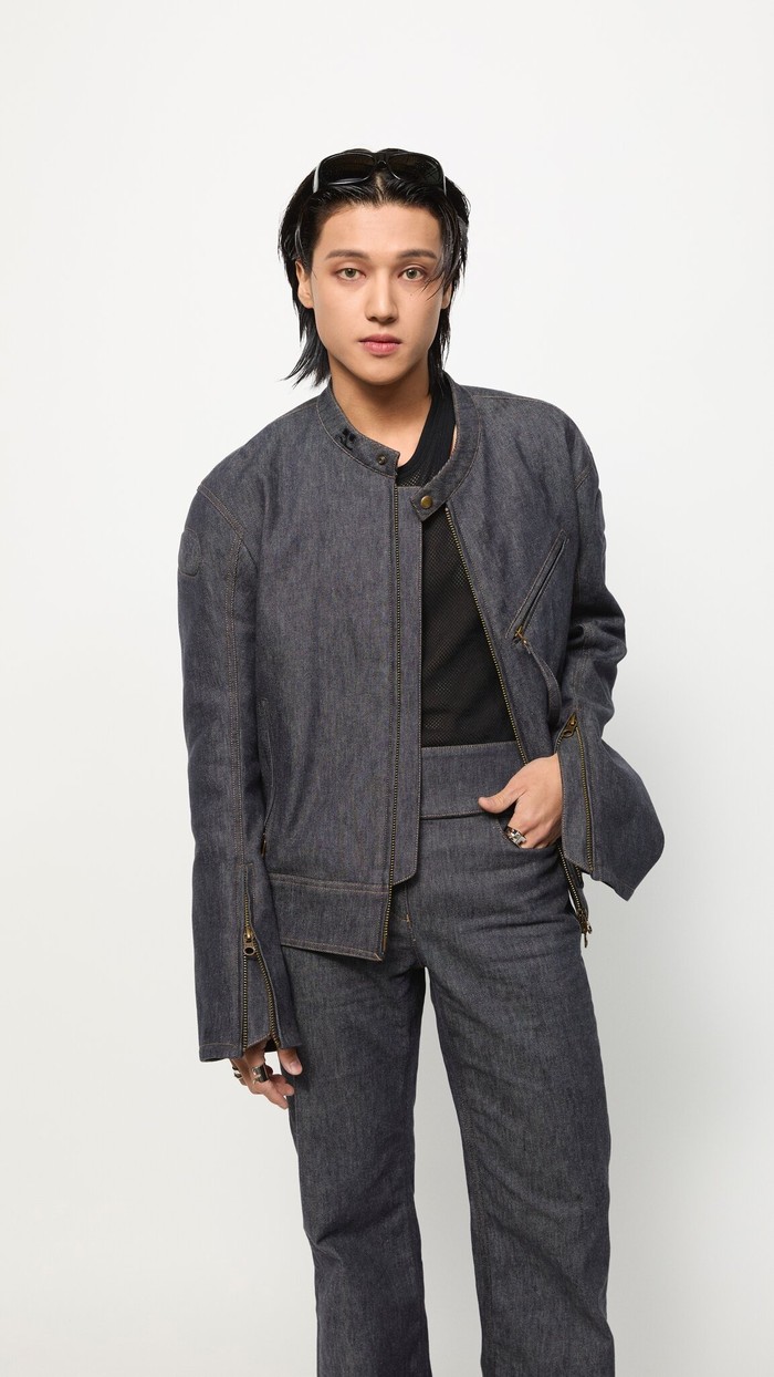 Wooyoung memancarkan aura karismatik dan mahal lewat penampilannya di Paris Fashion Week 2024. Personel ATEEZ kelahiran tahun 1999 ini mengenakan setelan jeans yang dipadukan dengan kacamata hitam courrèges yang stylish./ Foto: x.com/CourregesParis