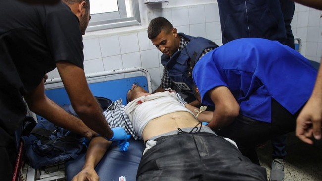 Kameramen Al Jazeera kritis usai ditembak sniper Israel, saat sedang meliput di Jalur Gaza.