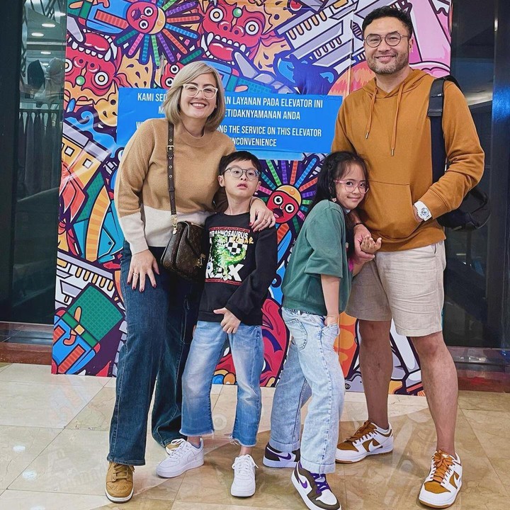 <p>Anak kembar Cynthia Lamusu dan Surya Saputra, Bima dan Tatjana, sudah memakai kacamata sejak kecil. Melalui laman Instagram-nya, Cynthia mengungkap hal ini karena mereka lahir secara prematur dan mengalami retinopati prematuritas. "Semua sudah tahu ya kalau @tatjanadanbima terlahir prematur di usia kandungan saya baru 33 minggu. Nah, bayi prematur itu berisiko terkena ROP (<em>Retinopathy of prematurity</em>)," ceritanya dalam akun Instagram @keluargasuryacynthia. (Foto: Instagram: @cynthia_lamusu)</p>