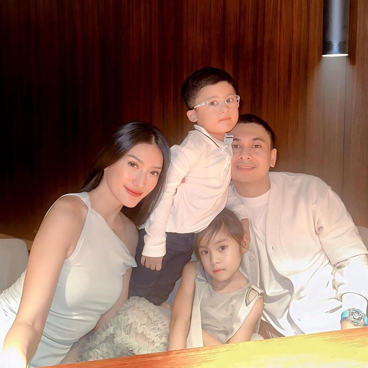 <p>Putra Raditya Dika, Aksara Asa Nasution, sudah memakai kacamata sejak usia dini. Meski begitu, Radit belum mengungkapkan alasannya ke publik. "Sudah berkali-kali gue jawab, tapi enggak apa-apa gue jawab lagi: Soalnya kalau pakai taplak enggak kelihatan," jawabnya nyeleneh ketika ditanya seorang netizen. (Foto: Instagram: @anissaaziza)</p>