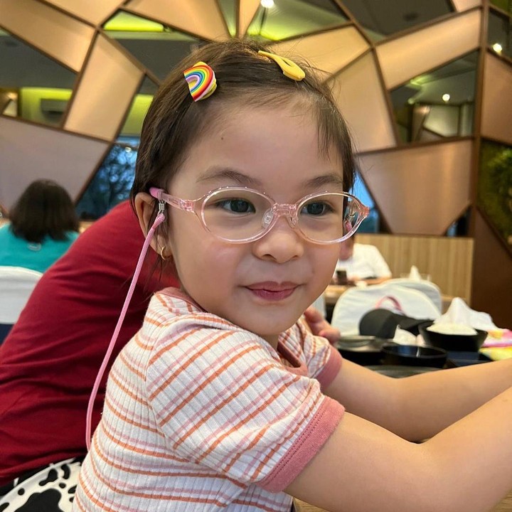<p>Nastusha putri Glenn Alinskie dan Chelsea Olivia sudah harus memakai kacamata sejak usianya enam tahun. Melihat dari akun Instagram-nya, Nastusha diketahui mengidap mata plus. "Nastusha mengalami mata + dan sedang di-<em>treatment</em> matanya (dikasih vitamin mata, tetes mata, dan kacamata. Lalu dipantau dua bulan lagi melihat perkembangan matanya)," tulisnya. (Foto: Instagram: @nastusha.olivia.alinskie)</p>
