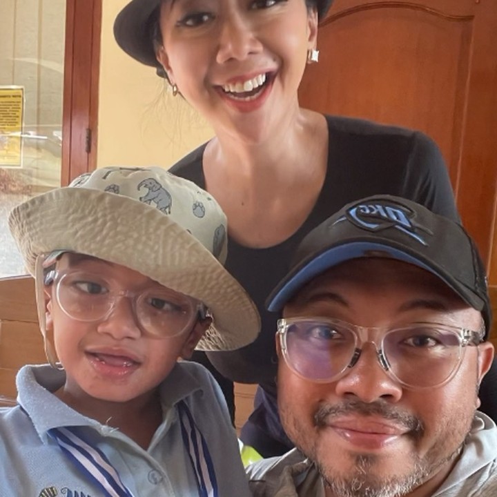 <p>Putra kedua Asri Welas, Rayyan Gibran Ridharaharja, harus menggunakan kacamata sejak bayi karena mengidap katarak di usia tiga bulan. Orang pertama yang menyadari kondisi ini adalah sang suami, Galiech Ridha Rahardja. "Justru memang yang sadar duluan suamiku, 'Asri, di tengah mata Ibran itu ada titik putih lho di kedua matanya,'. Terus langsung aku perhatiin mata Ibran, mata Ibam (anak pertama Asri), sama mata suamiku jadi semuanya saling ngecek apa di mata kita ada bintik putihnya atau enggak," kata Asri pada <em>HaiBunda, </em>beberapa waktu lalu. (Foto: Instagram: @asri_welas)</p>