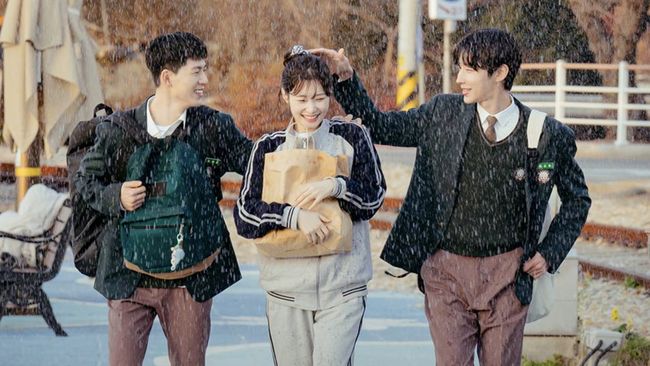 Sinopsis Family by Choice: Drama Korea ini menampilkan kehidupan Hwang In-youp, Jung Chae-yeon, dan Bae Hyun-sung yang menghabiskan masa muda bersama.