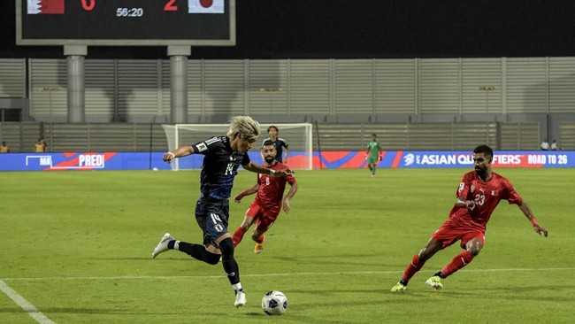 Bintang timnas Jepang, Junya Ito, viral di media sosial karena berlatih dengan seragam lengan panjang di tengah panasnya suhu udara Arab Saudi.