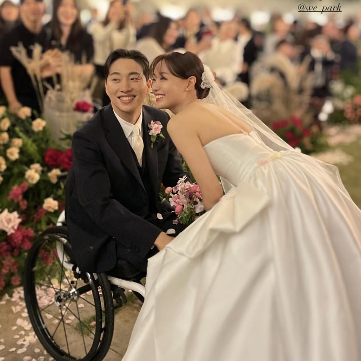 <p>Sementara itu artis Korea Song Ji Eun menikah dengan YouTuber Park We pada Rabu (9/10/2024). Pernikahan keduanya berlangsung haru. (Foto: Instagram @bimil_jieun)</p>