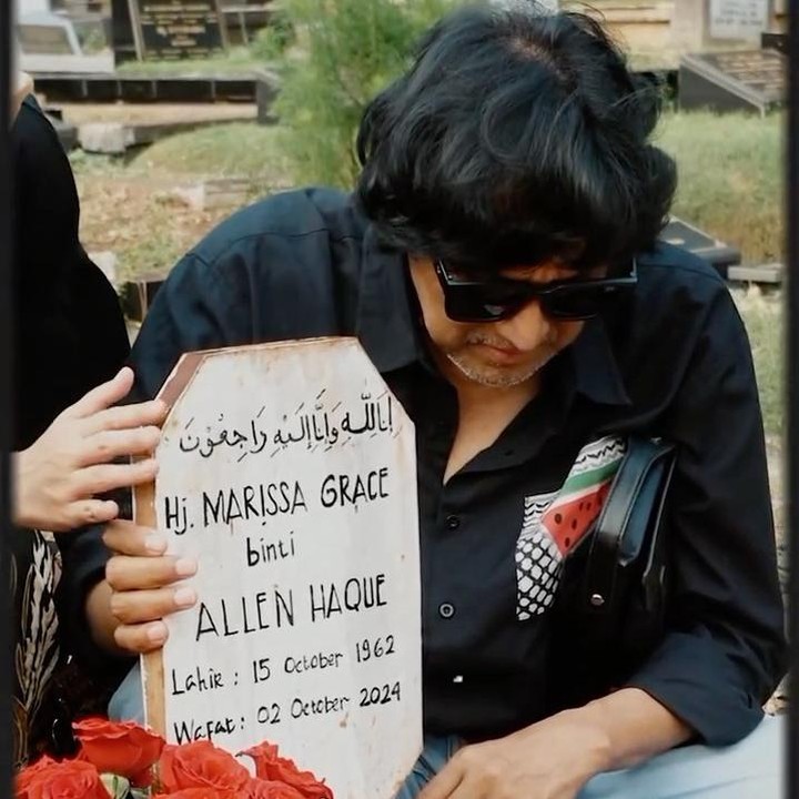 <p>Ikang Fawzi nampak datang ke makan sang istri tercinta untuk nyekar di atas pusaranya. Kacamata hitam menutup kesedihan di wajah ayah dua anak tersebut. Ia nampak memeluk nisan di makam Marissa. Foto: Instagram @bellafawzi_ @chikifawzi</p>