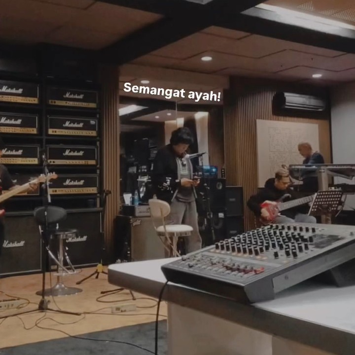 <p>Meski begitu, hidup harus tetap berjalan. Chikita membagikan momen ketika sang Ayah kembali melanjutkan aktivitasnya di dunia hiburan. Dalam potret yang dibagikan, Ikang terlihat sedang latihan musik. "Semangat ayah!" tulis Chikita. (Foto: Instagram @bellafawzi_ @chikifawzi)</p>