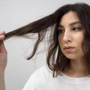 5 Penyebab Uban Muncul di Usia Muda, Ada Kebiasaannya Anak Muda Nih!