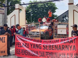 Keluarga Terdakwa Pembunuh-Pemerkosa di Kuburan Cina Gelar Aksi di PN Palembang