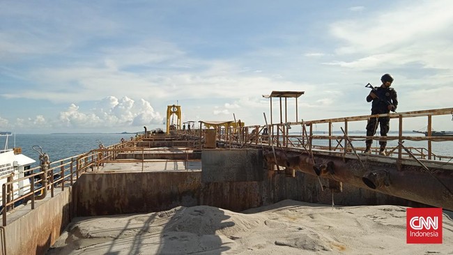 Petugas PSDKP menangkap sebuah kapal raksasa dan puluhan ABK asing yang melakukan pengerukan pasir laut Indonesia secara ilegal.