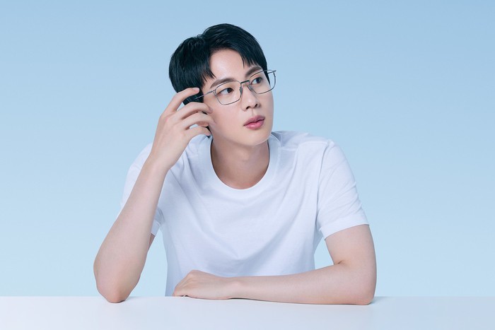Laneige merupakan satu dari beberapa merek yang memilih Jin BTS sebagai duta global mereka. Ia membuktikan popularitasnya yang tak padam sedikit pun dengan langsung diincar sederet brand ternama setelah menyelesaikan wajib militer./ Foto: Laneige via WWD