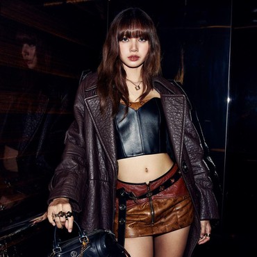 Lirik Lagu Terjemahan Moonlit Floor - Lisa BLACKPINK