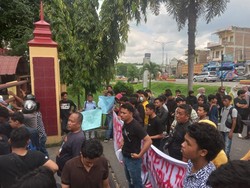 Aksi di Polda Sumut, Aliansi Masyarakat Minta Masinton Ditangkap