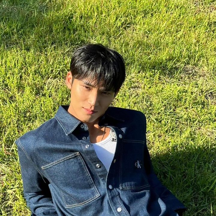 <p>Mingyu yang kini sudah berusia 27 tahun menjadi salah satu K-pop idol populer dan memiliki banyak penggemar, Bunda. Saat ini, ia masih aktif menjalankan aktivitas bersama SEVENTEEN. Mingyu dan para member dijadwalkan melakukan tur keliling dunia bertajuk <em>Right Here</em> mulai Oktober 2024. (Foto: Instagram @min9yu_k)</p>