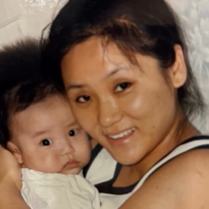 <p>Dalam potret yang dibagikan, Mingyu memperlihatkan dirinya saat masih bayi. Ia dipeluk oleh sang Bunda yang berparas cantik. (Foto: Instagram @min9yu_k)</p>