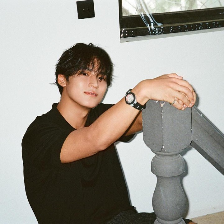 <p>Kini sudah dewasa, Mingyu semakin terlihat mewarisi paras dari kedua orang tuanya. Banyak netizen menilainya sangat mirip dengan Ayah dan Ibunda. "Dia terlihat identik dengan mereka," ucap akun @hyuka****. "Wajahnya campuran dari kedua orang tuanya," kata @dva***. (Foto: Instagram @min9yu_k)</p>