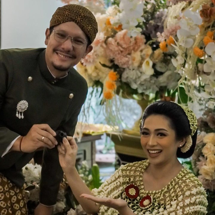 <p>Angga dan Ririn menjalani seluruh rangkaian mitoni jelang kelahiran anak pertama mereka ini dengan penuh kebahagiaan. Salah satu prosesi yang mereka jalani adalah siraman yang bertujuan untuk membuang hal-hal buruk menjelang proses persalinan. (Foto: Instagram @ririnpuradiredja/ @anggapuradiredja)</p>